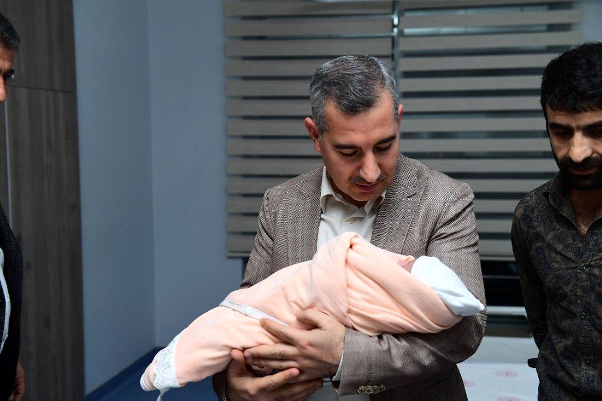 Başkan Çınar\'dan Azra bebeğe ilgi