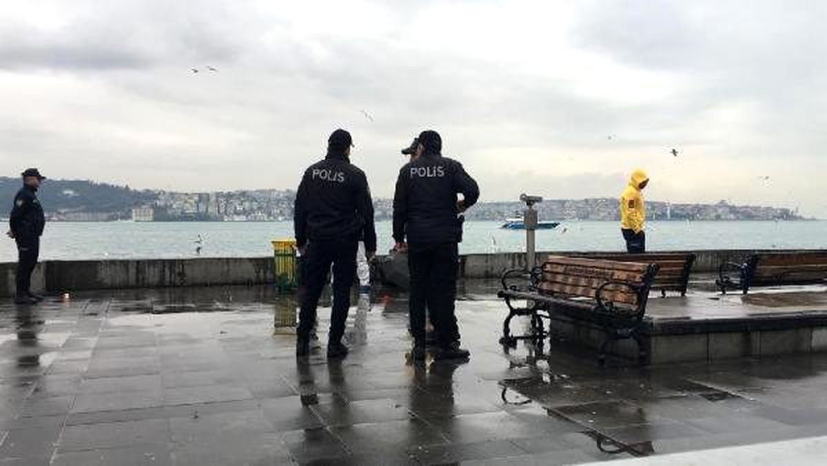 Beşiktaş sahilinde silahla intihar etti (1)