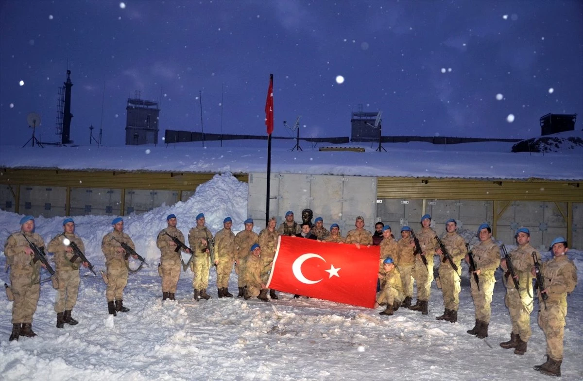 Beytüşşebap Kaymakamı 2 bin 900 rakımlı üs bölgesinde askerlerin yeni yılını kutladı