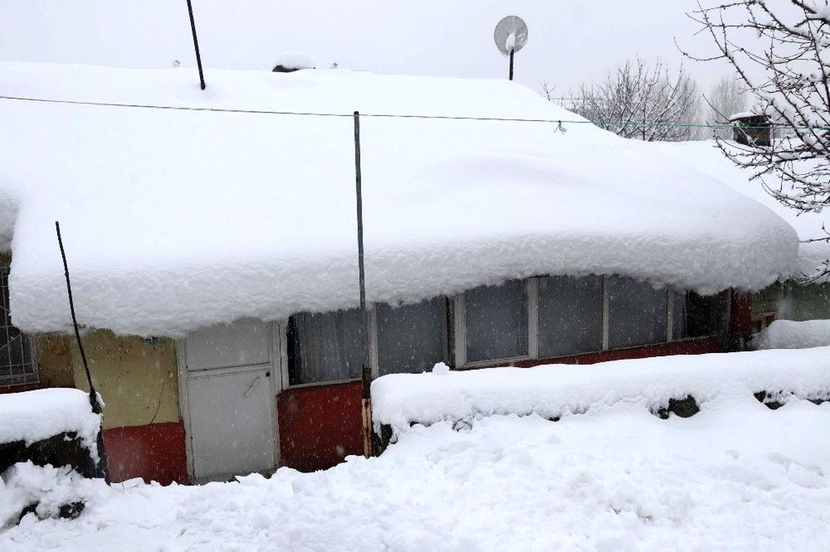 Bitlis\'te tek katlı evler kara gömüldü 40 köy yolu ulaşıma kapandı