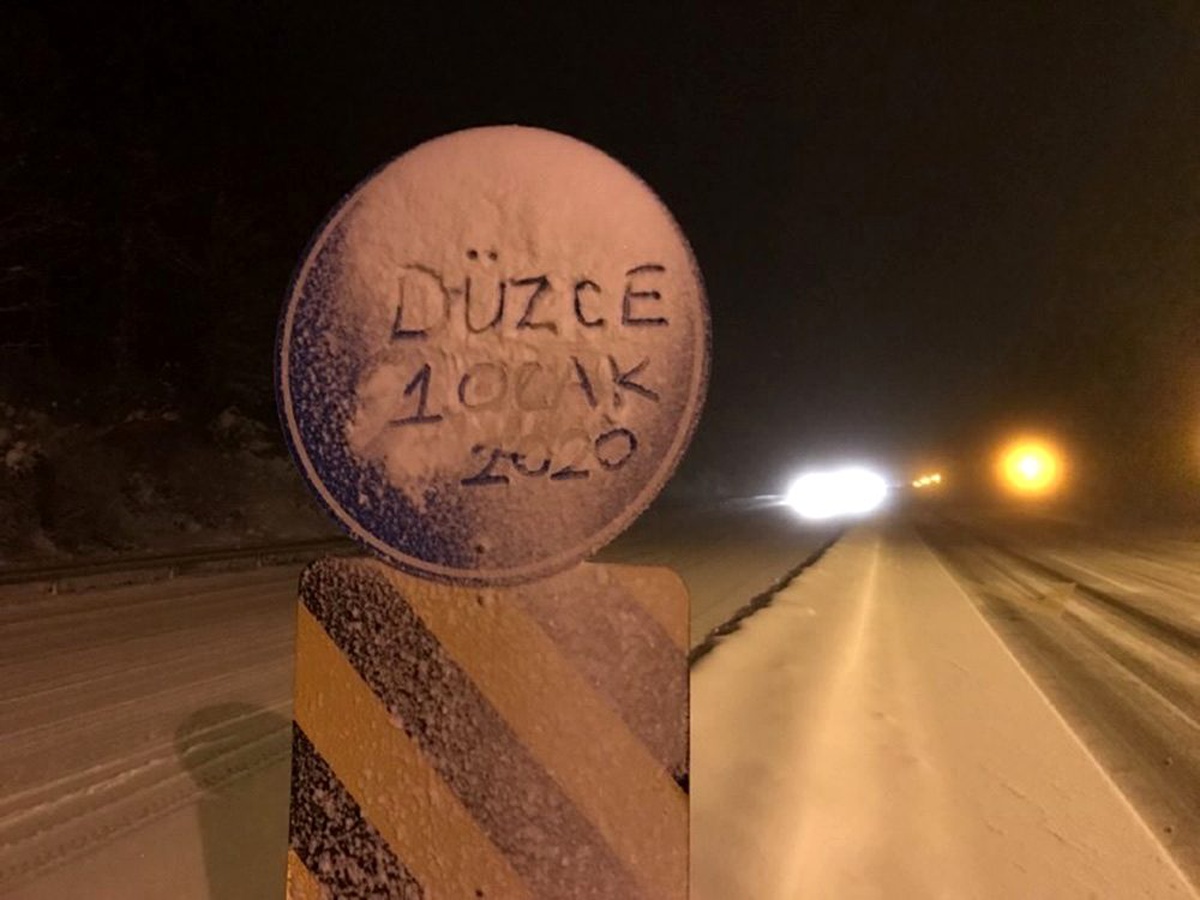Bolu Dağı\'nda yollar beyaza büründü
