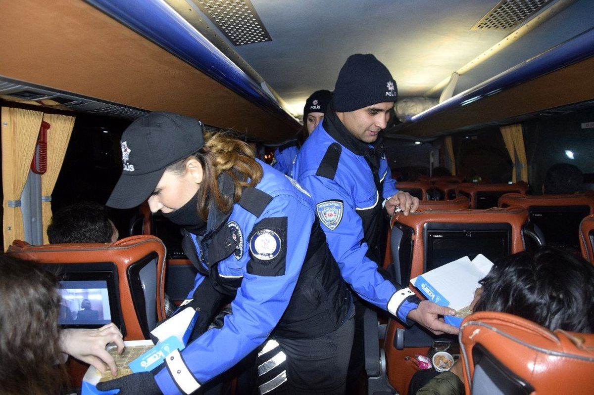 Burdur polisinden sürücü ve yolculara ceviz ezmeli yılbaşı kutlaması