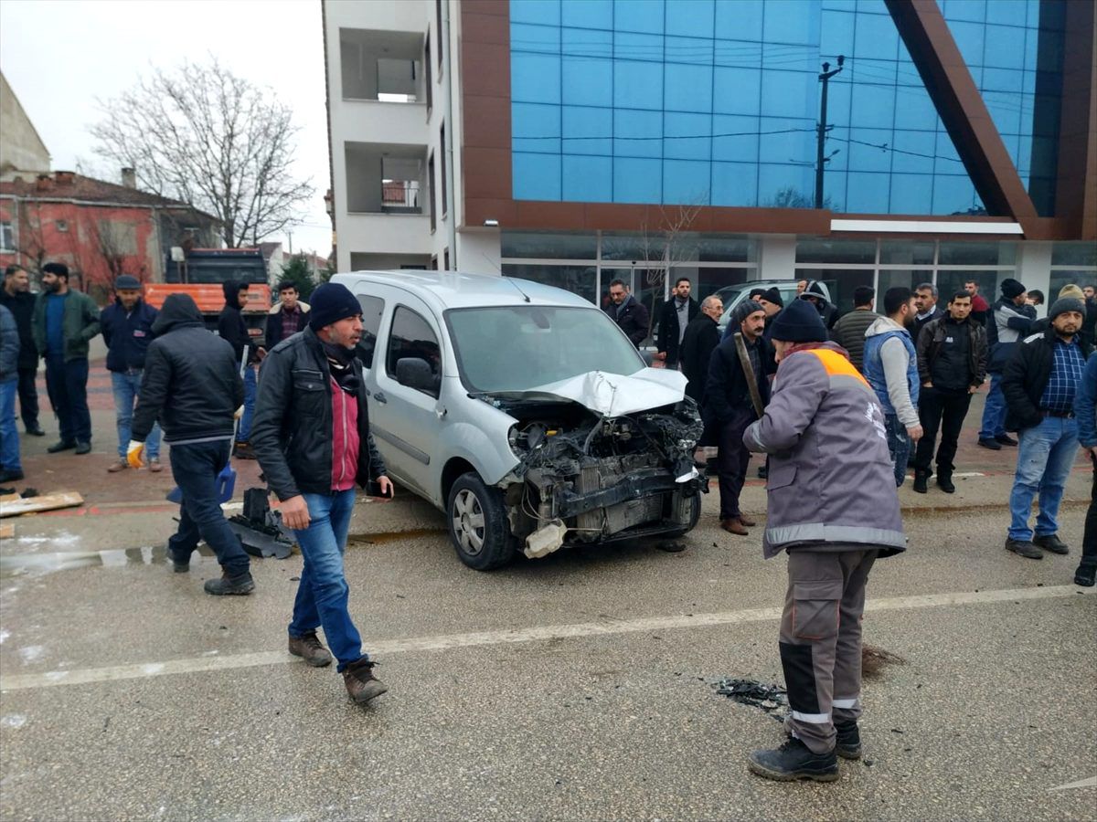 Bursa\'da minibüs ile hafif ticari araç çarpıştı: 1 yaralı