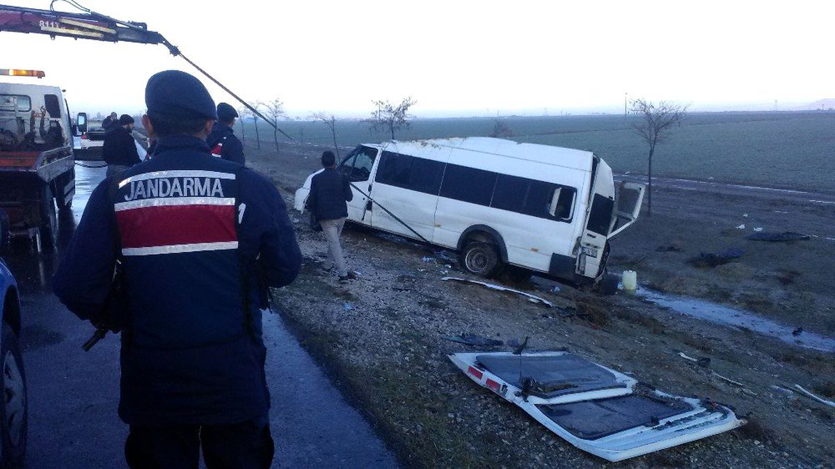 Buzlu yolda araçlar şarampole yuvarlandı: 12 yaralı