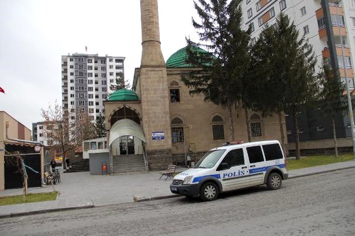 Caminin bağış kutusundaki parayı çaldılar