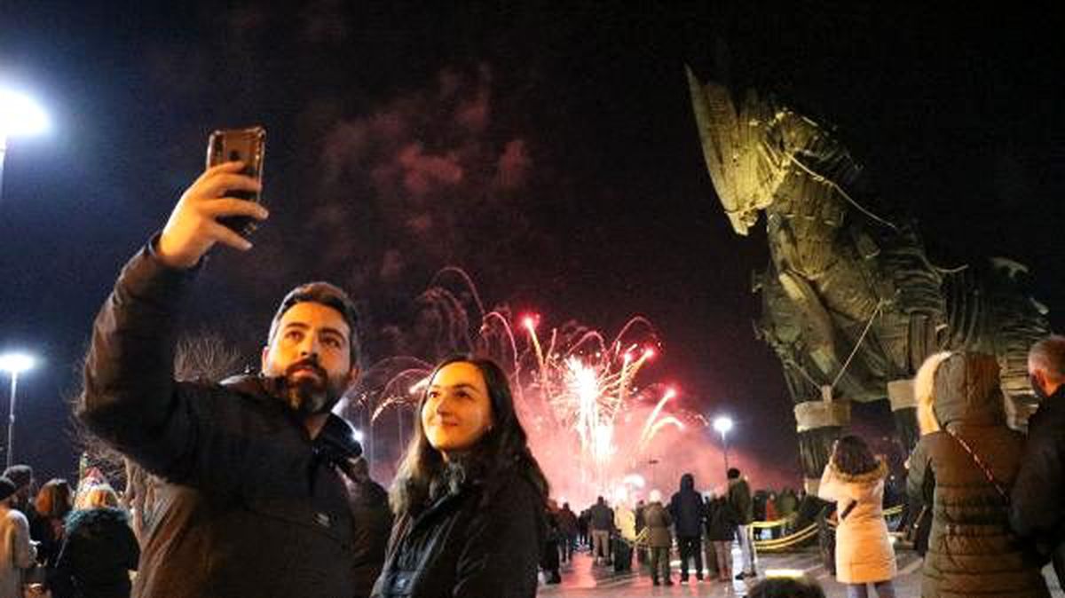 Çanakkale ve Truva Atı 2020\'nin ilk dakikalarında havai fişeklerle aydınlandı