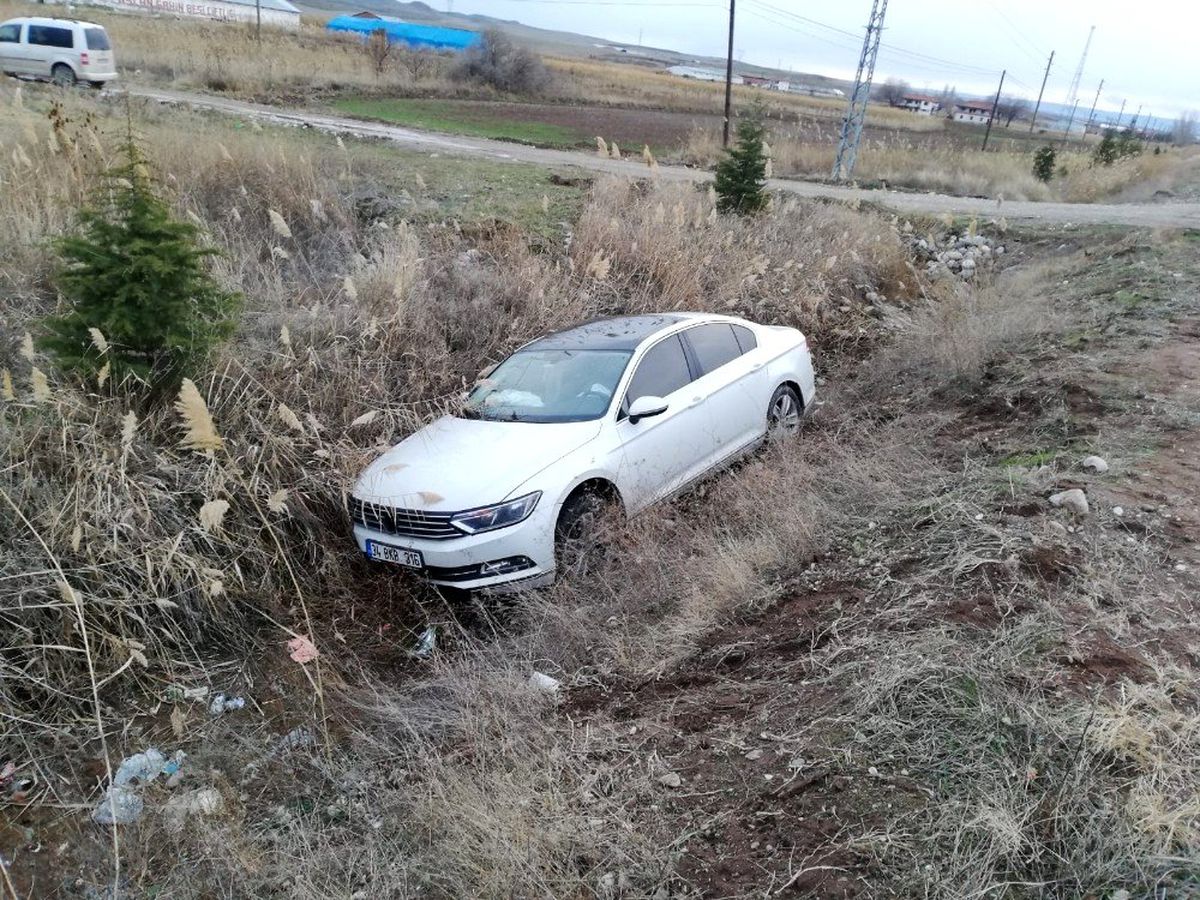 Çorum\'da otomobil şarampole uçtu: 2 yaralı