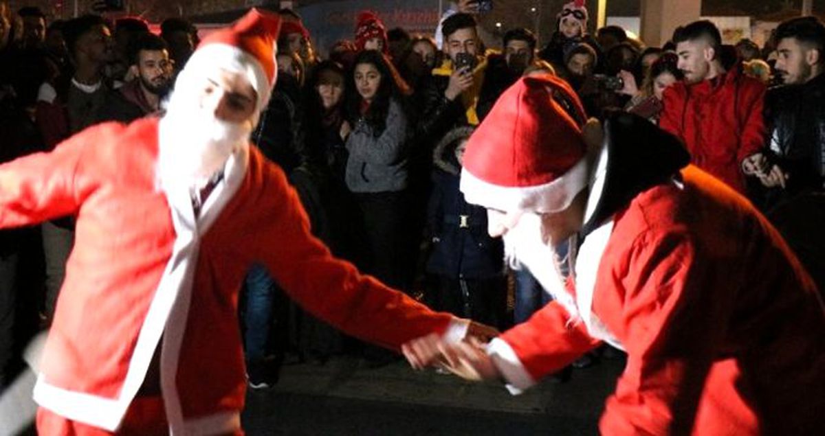 Davulun ritmine kendini kaptıran "Noel baba" kendini kaybetti