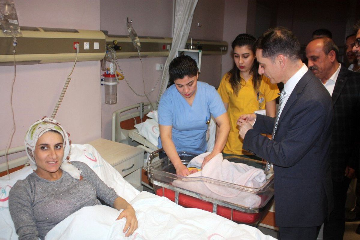 Diyarbakır\'da 2020\'nin ilk bebeği dünyaya geldi