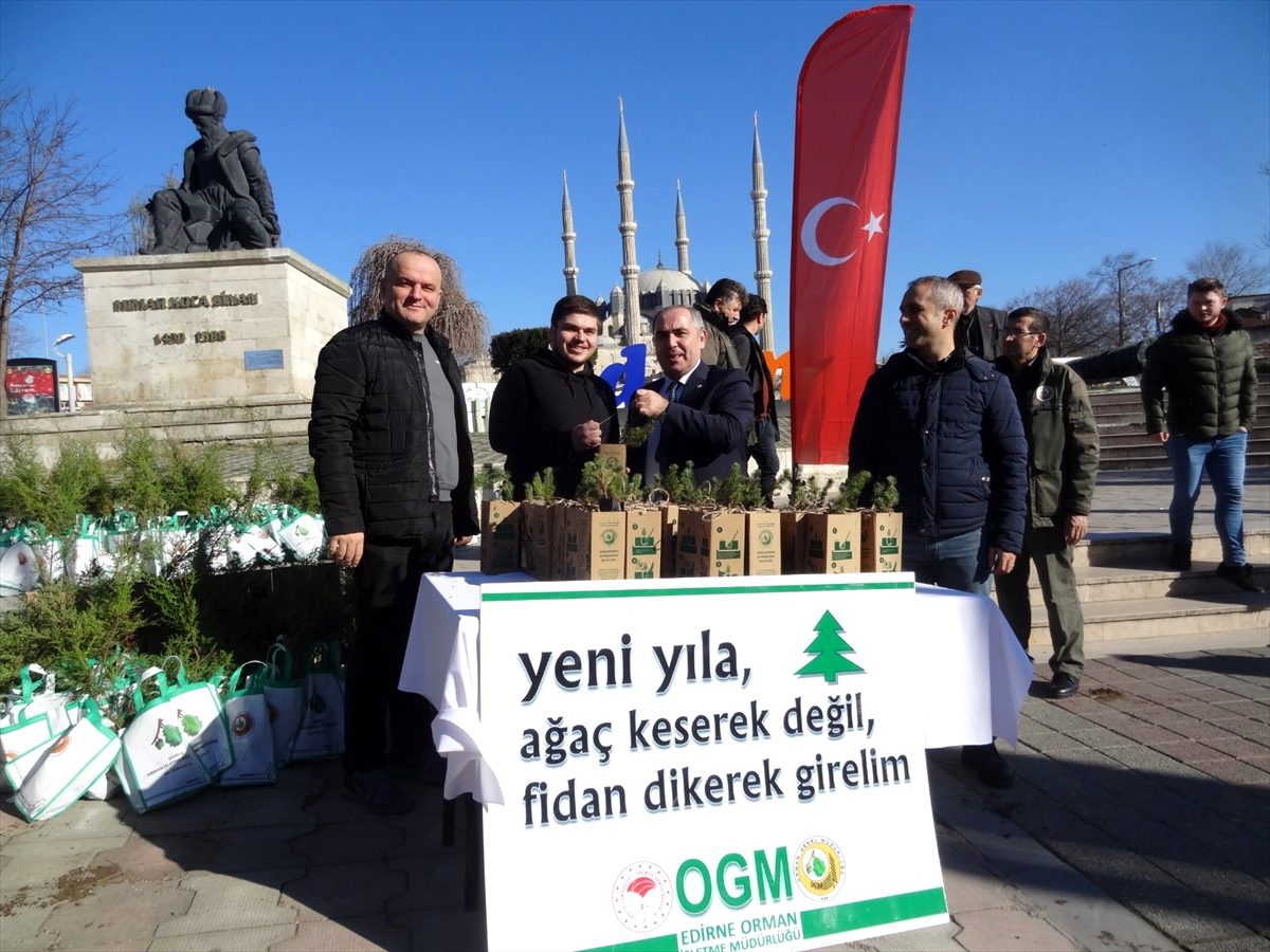 Edirne\'de vatandaşlara "2020 fidan" dağıtıldı