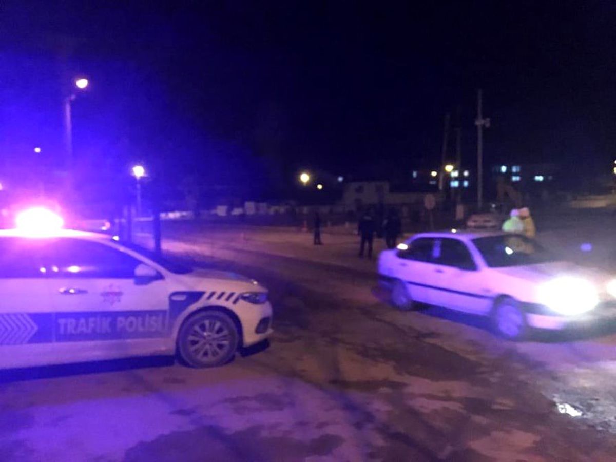 Eksi 5 derecede trafik denetimi yapıp çikolata ikram ettiler