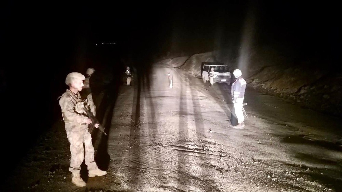 Elazığ\'da jandarma,yıl başı uygulamasında toz esrar ele geçirdi