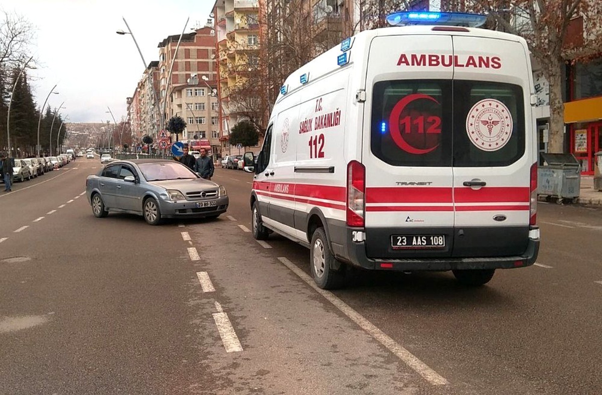 Elazığ\'da motosiklet ile otomobil çarpıştı: 1 yaralı