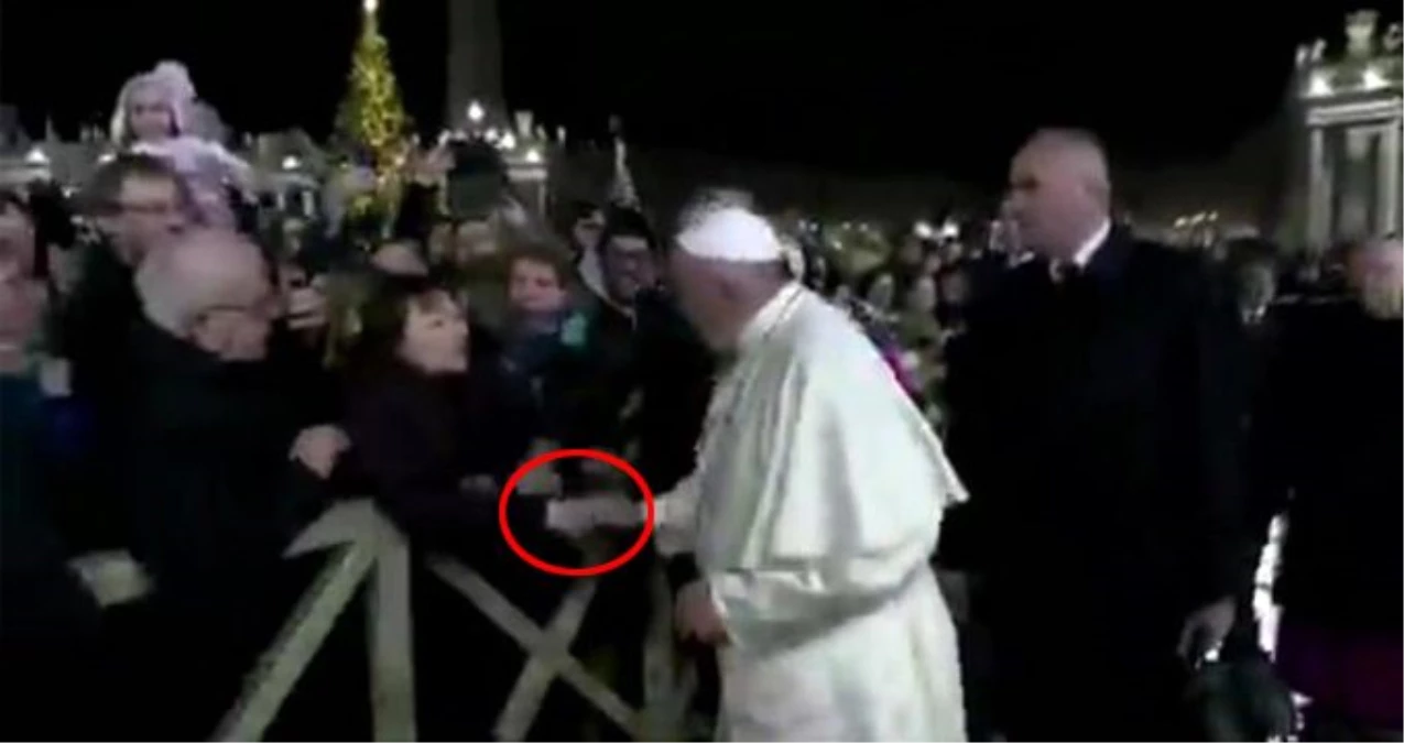Elini bırakmayan kadın, Papa\'ya kameralar önünde zor anlar yaşattı