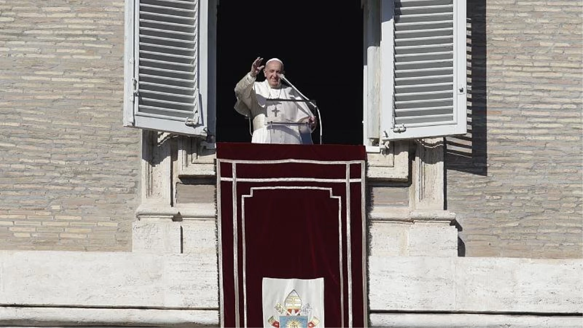 Elini çeken kadına tepki gösteren Papa özür diledi: Sabrımı kaybettim