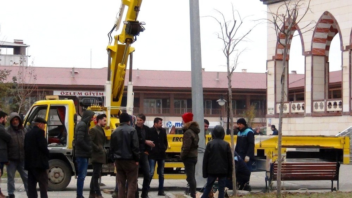 Erciş Selçuklu Çarşısı aydınlatılıyor