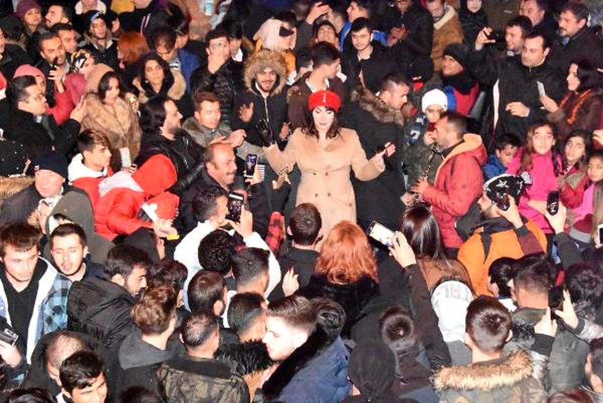 Eskişehir\'de davullu zurnalı yılbaşı partisi