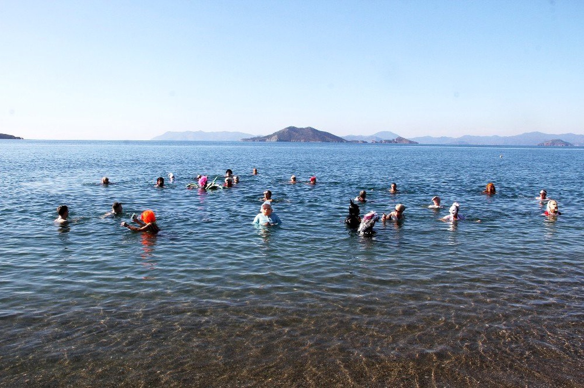Fethiye\'de yabancılar, yardım için kostümlerle denize girdi