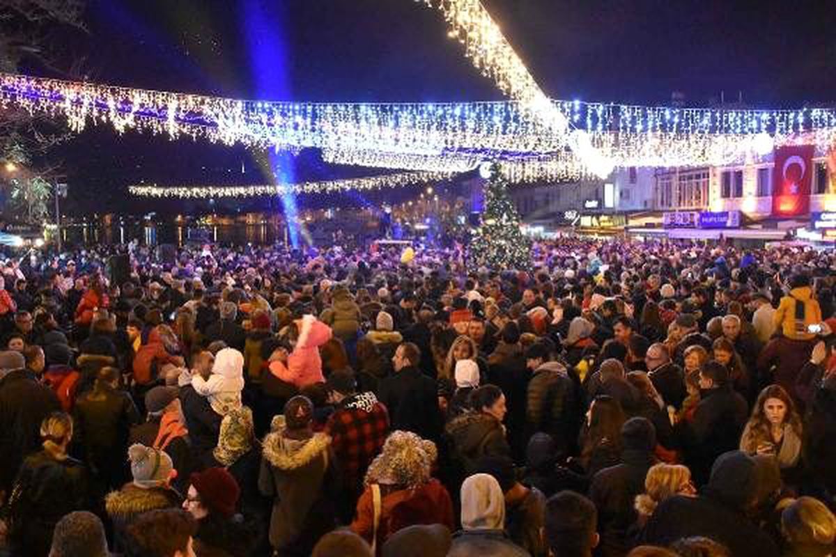 Foça yeni yıla coşkuyla girdi