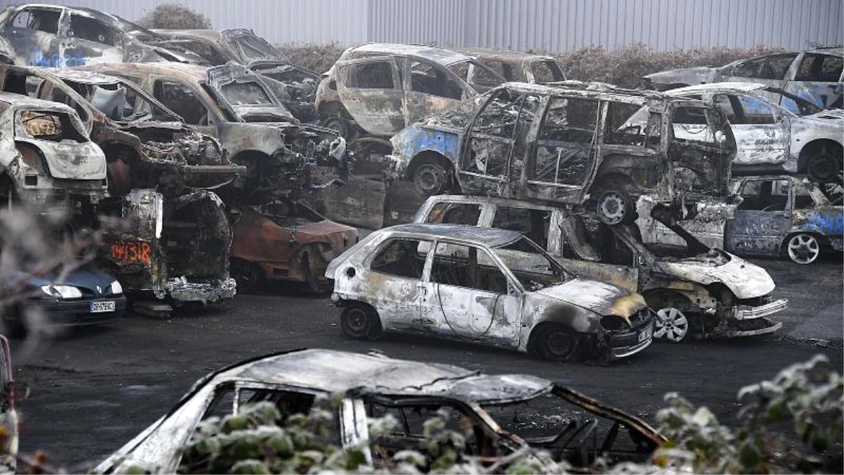 Fransa\'da yılbaşı gecesi iki yüzden fazla araç yakıldı