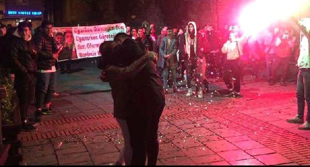 Galata Kulesi önünde yeni yılın ilk evlilik teklifi