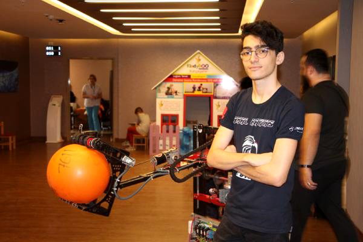 Genç \'robot takımı\' çocuklarla buluştu