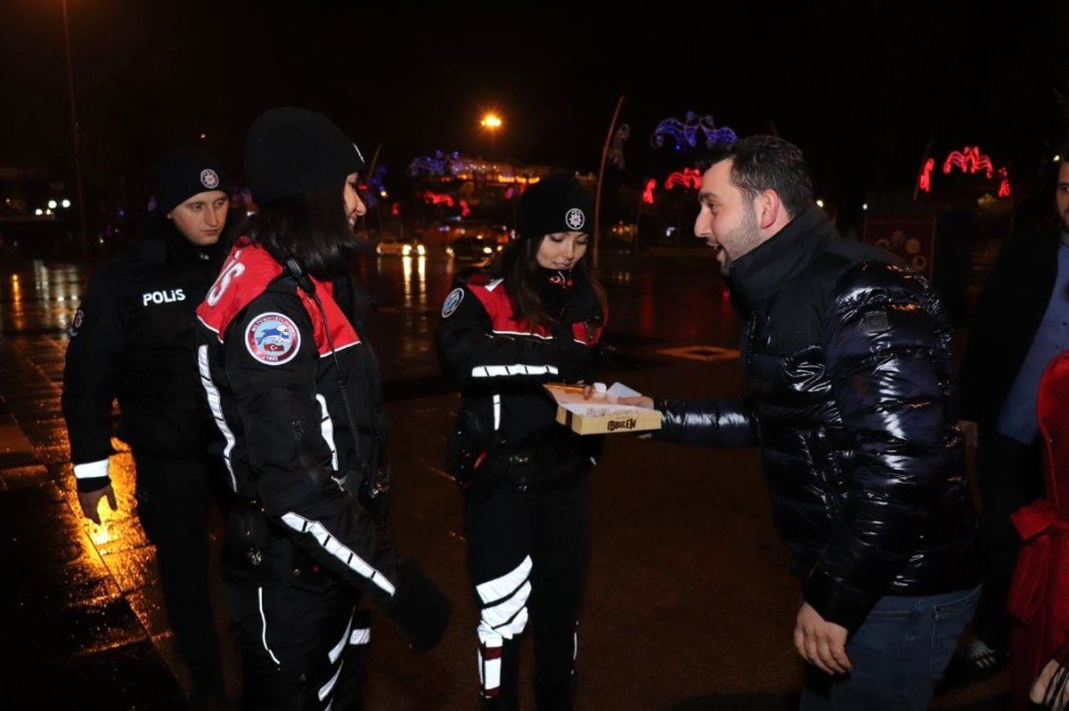 Gençlerden görev başındaki memurlara lokum