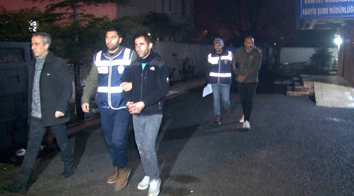 Girdikleri evde polise yakalanınca uyumak için geldik diyen 2 şüpheli tutuklandı