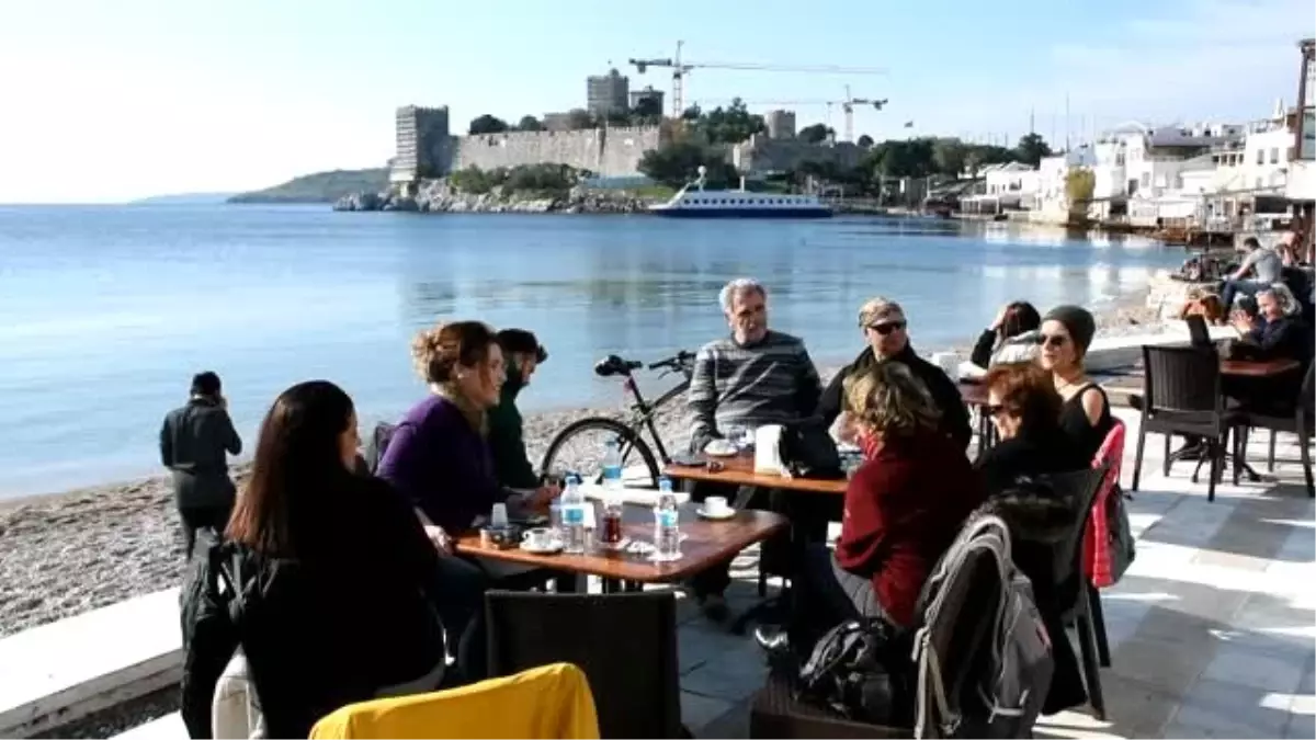 Güneşli havayı fırsat bilen vatandaşlar Bodrum sahillerini doldurdu