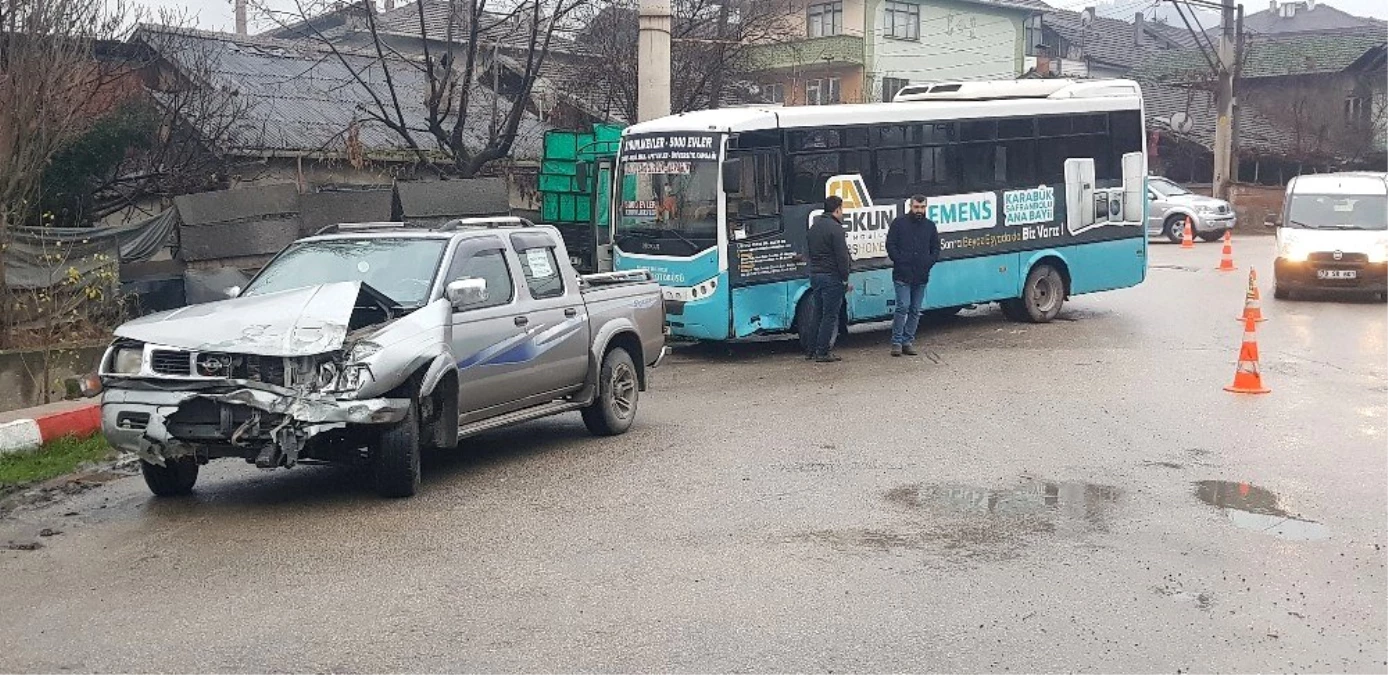 Halk otobüsü ile kamyonet çarpıştı: 1 yaralı