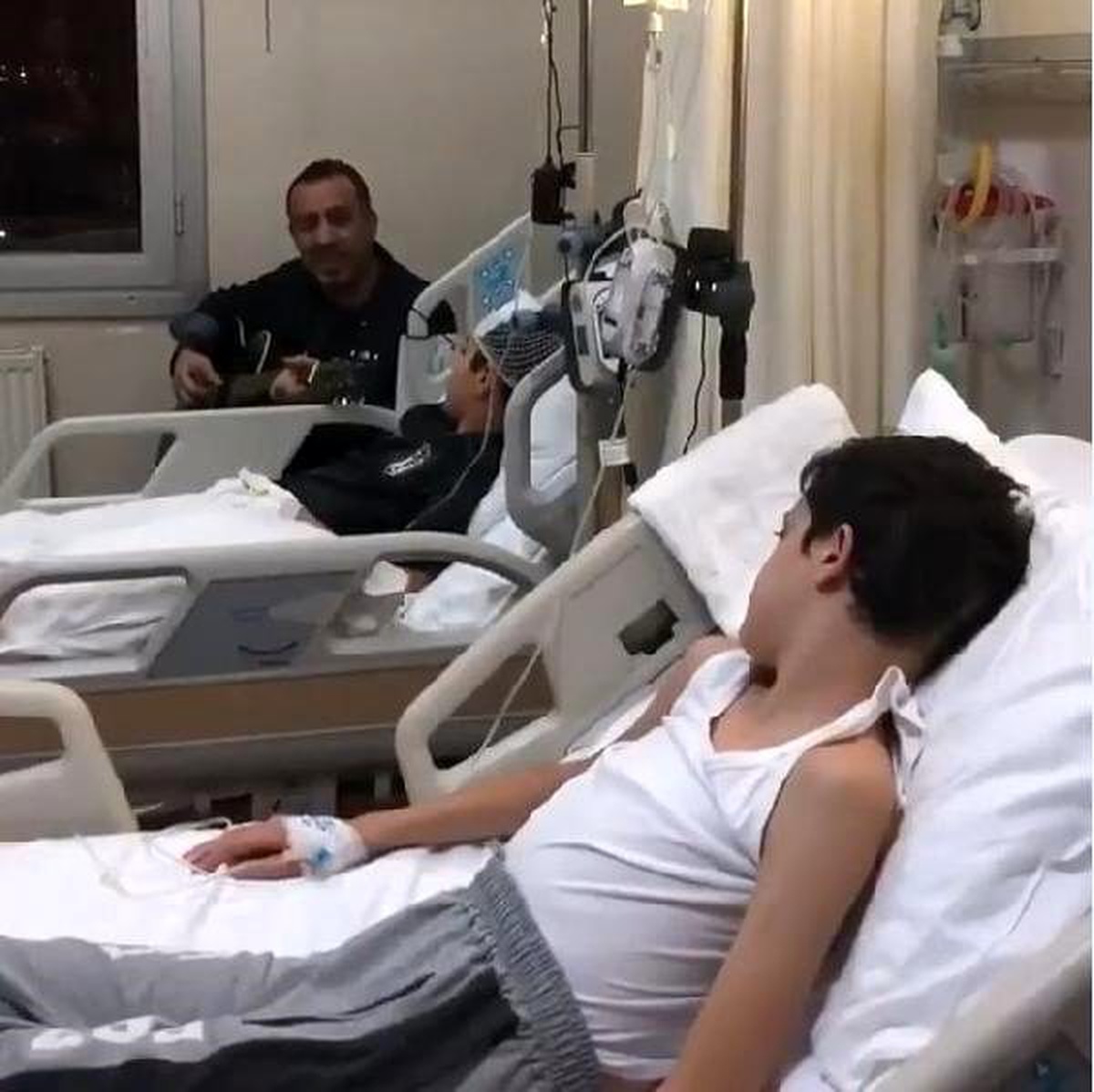 Haluk Levent\'ten hastanede küçük hayranlarına yılbaşı konseri