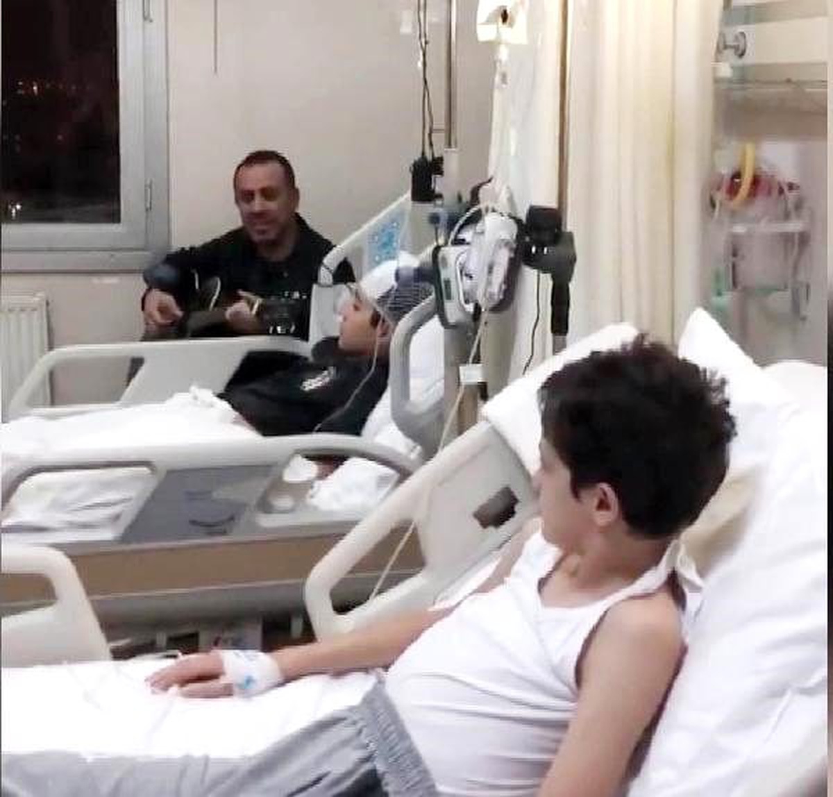 Haluk Levent\'ten hastanede küçük hayranlarına yılbaşı konseri