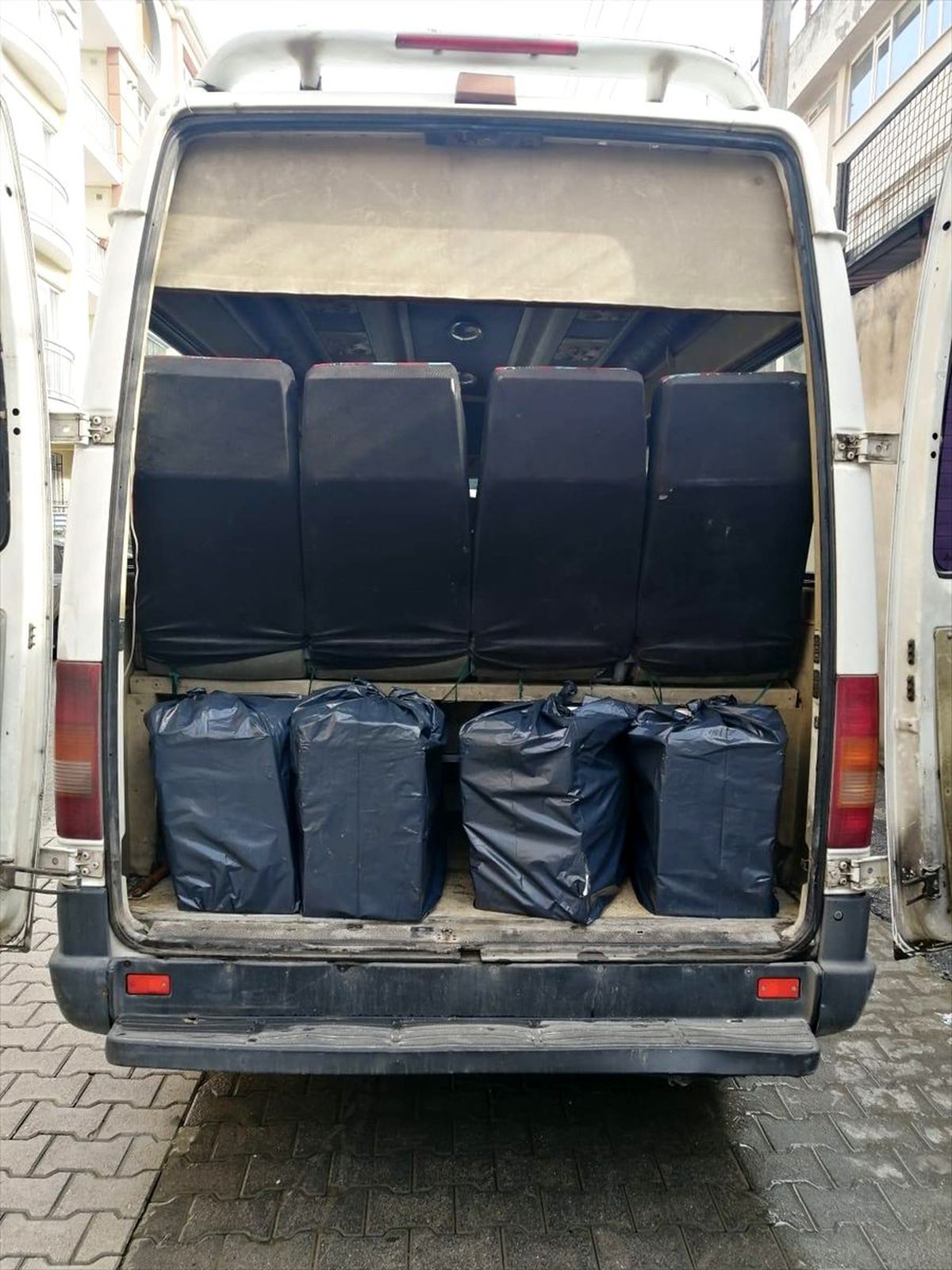 Hatay\'da minibüsüyle kaçak sigara sevkiyatı yapan sürücü yakalandı