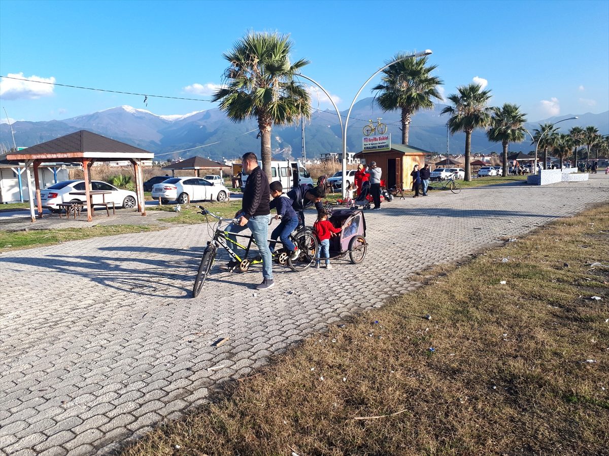 Hataylılar yeni yılın ilk gününde güneşin tadını sahilde çıkardı