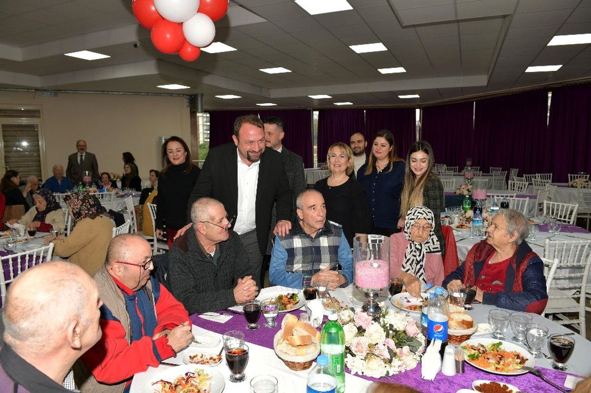 Huzurevi sakinleriyle yılbaşı kutlaması