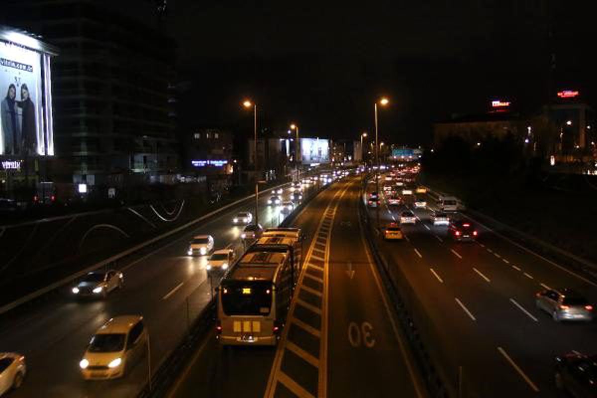 İstanbul\'da 2020\'nin ilk akşamı yollar boş kaldı, trafik yoğunluğu yüzde 26