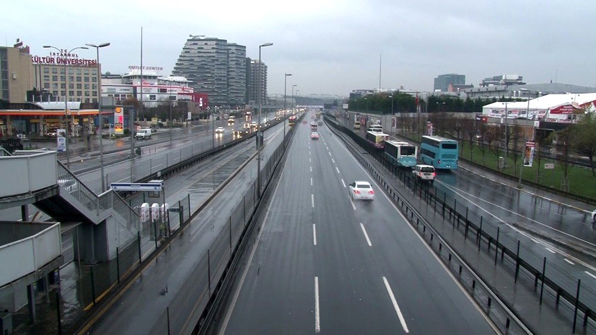 İstanbul\'da yeni yılın ilk gününde yollar boş kaldı