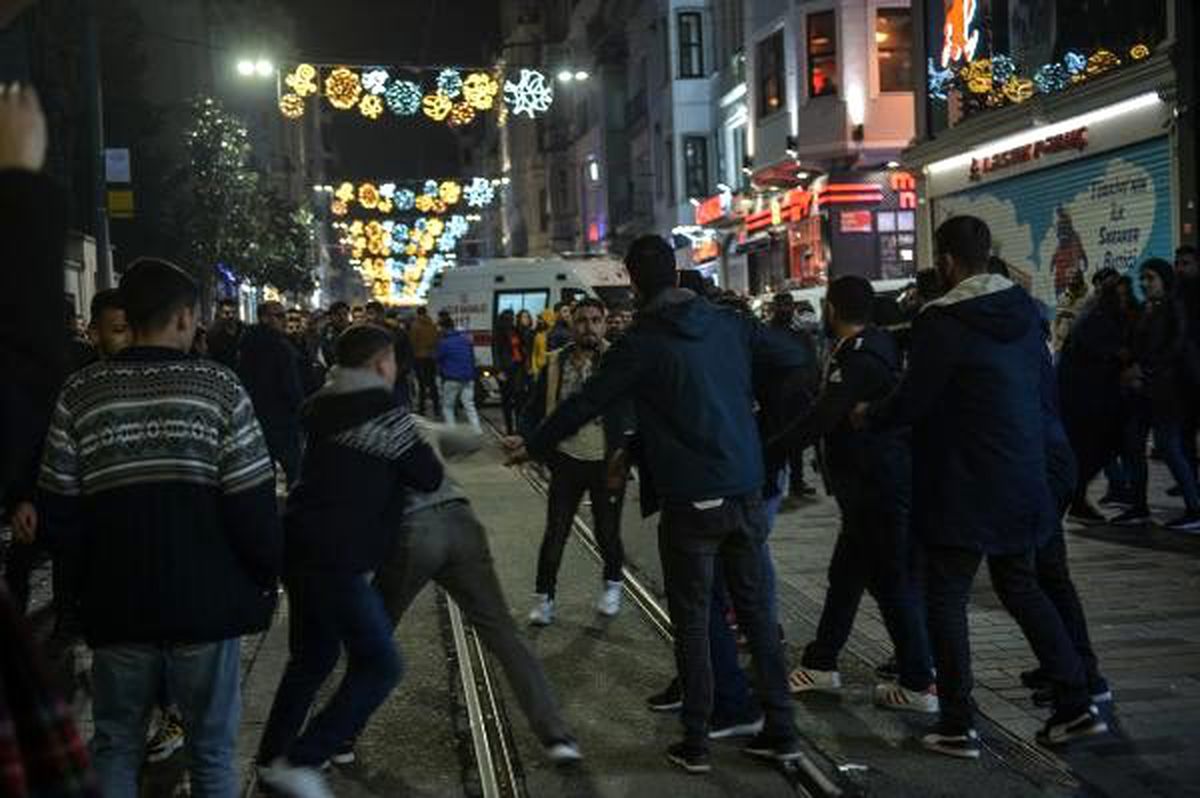 İstiklal Caddesi\'nde tekme-tokat kavga kamerada