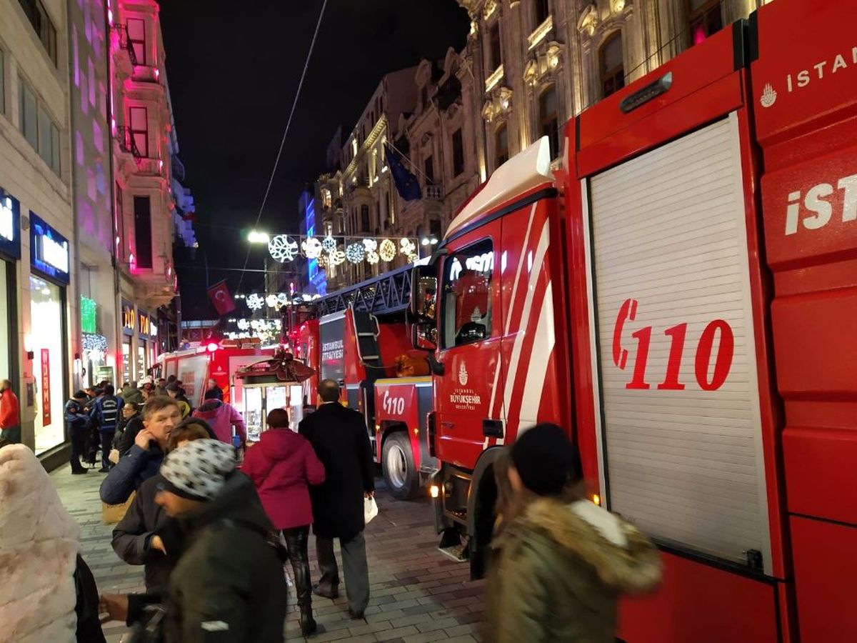 İstiklal Caddesi\'ndeki bir iş yerinde yangın paniği