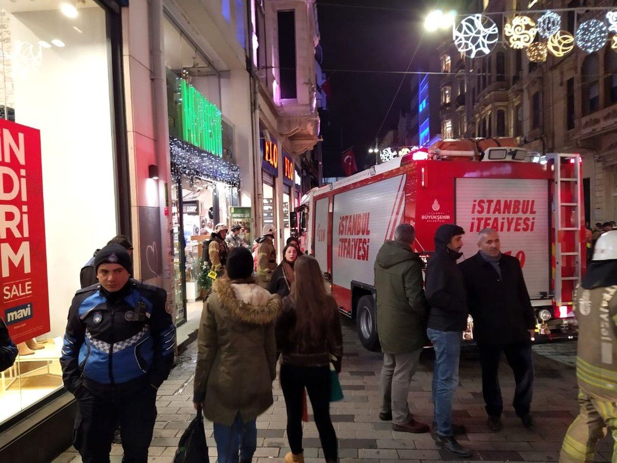İstiklal Caddesi\'ndeki bir iş yerinde yangın paniği