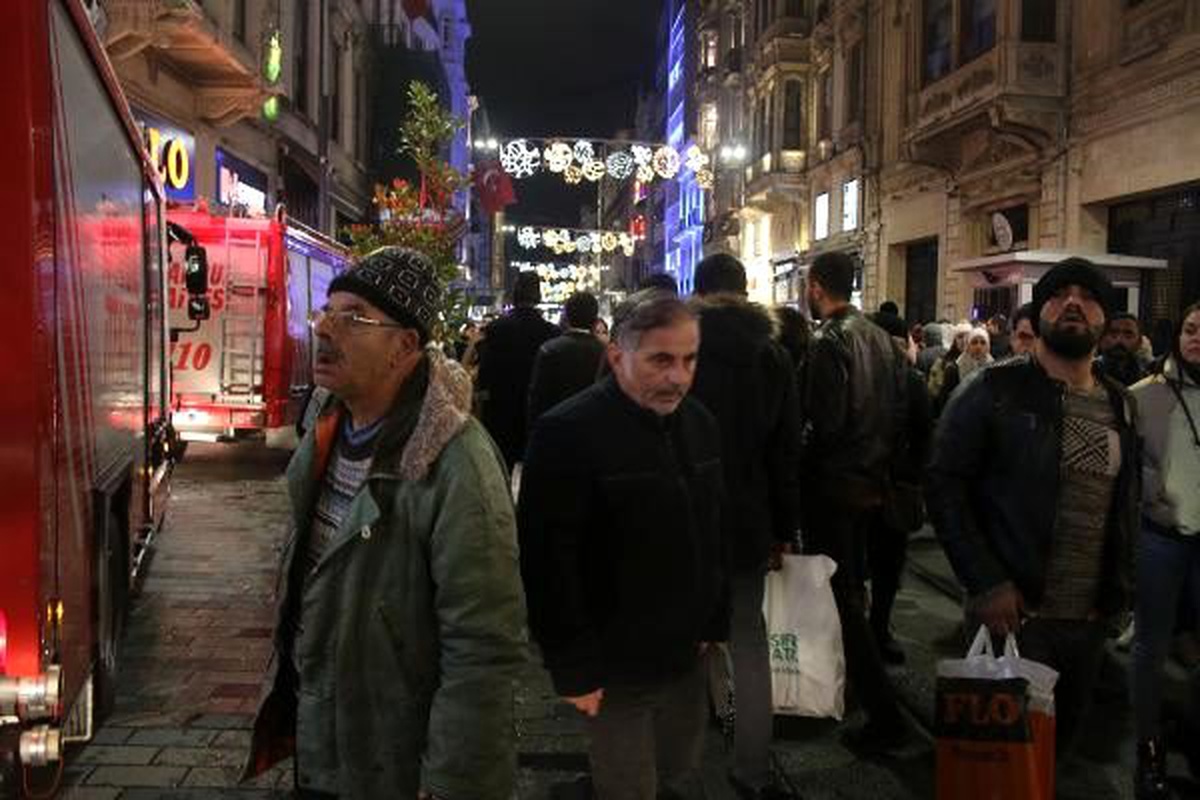 İstiklal Caddesi\'ndeki kitapçıda çıkan yangını böyle izlediler