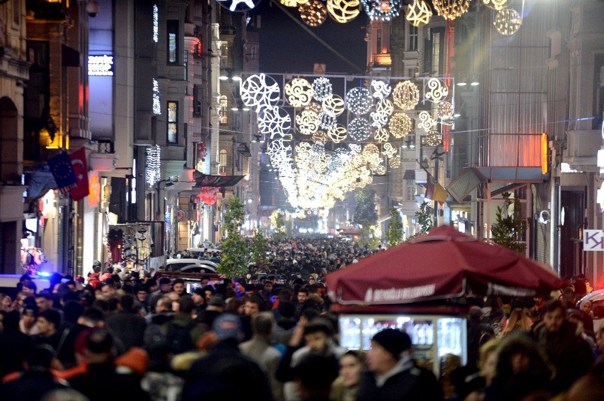 İstiklal Caddesi\'ndeki yoğunluk fotoğraf karelerine yansıdı
