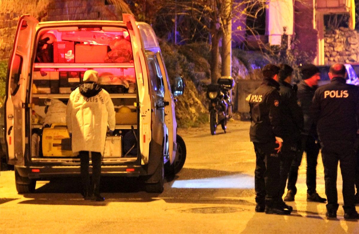 İzmir\'de bıçaklı kavga: 1 ölü
