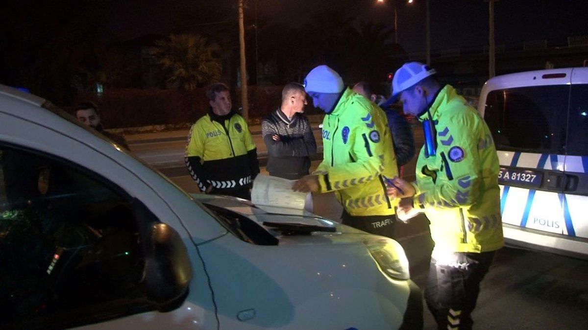 İzmir\'de yeni yılın ilk trafik cezalarından birisi kazaya karışan alkollü sürücüye kesildi