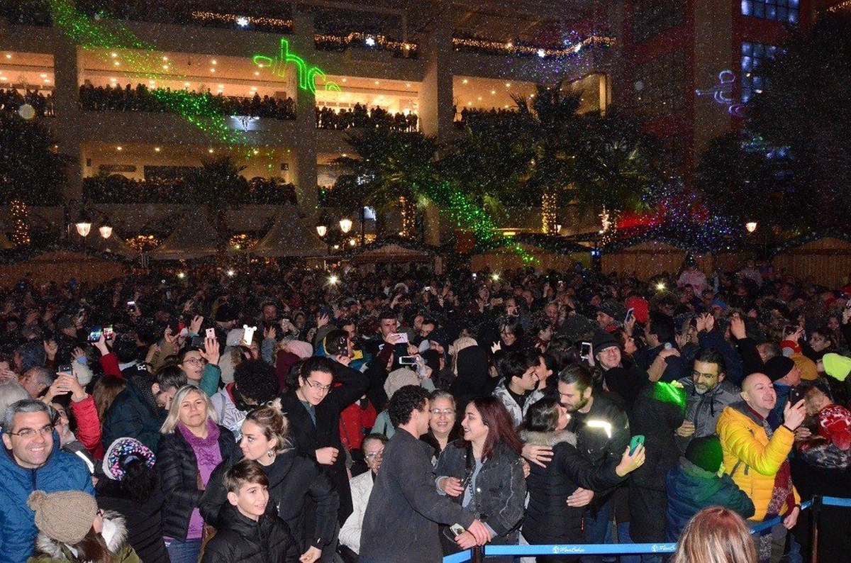 İzmirliler yeni yıla kar yağışı ile "Merhaba" dedi
