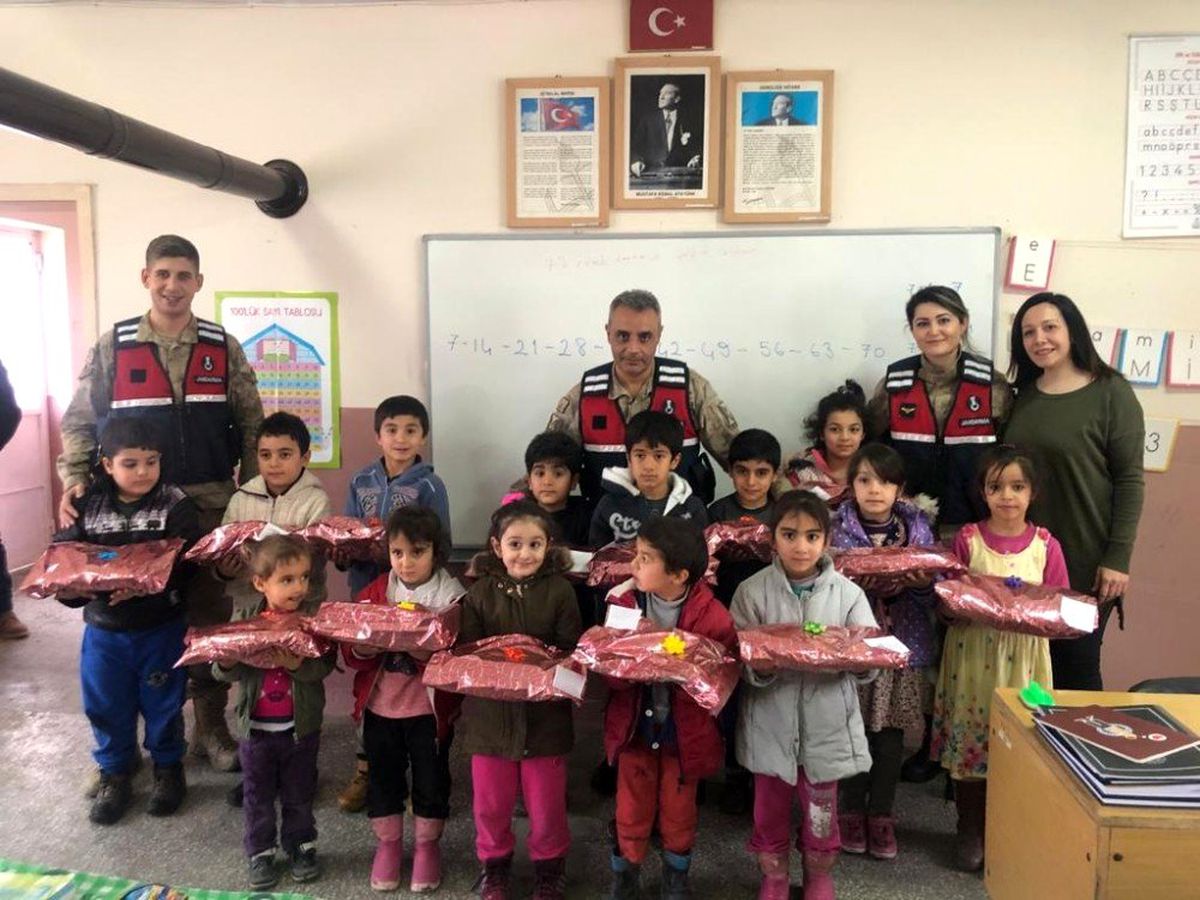 Jandarma\'dan miniklere yılbaşı hediyesi