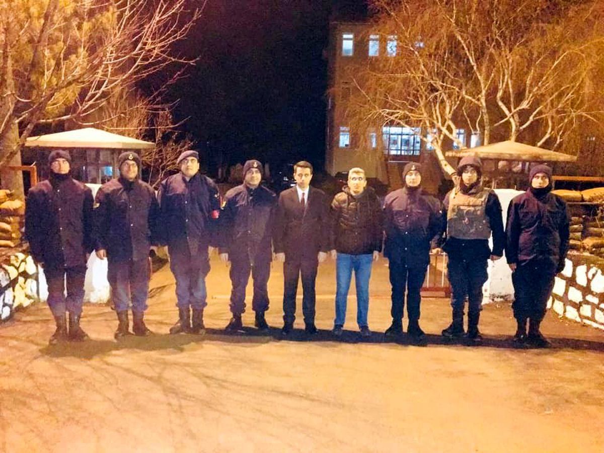 Jandarma ve polis kontrol noktalarını denetledi, nöbetçi Hastane personelinin yeni yılını kutladı