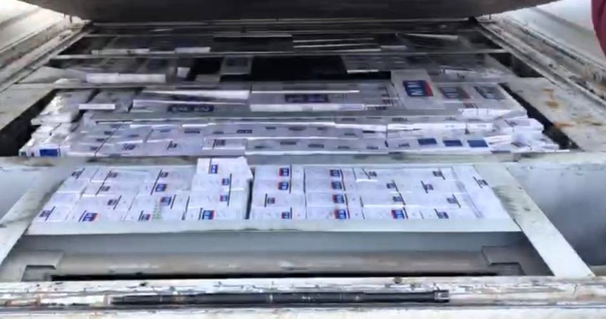 Kamyonet kasasında binlerce paket kaçak sigara bulundu