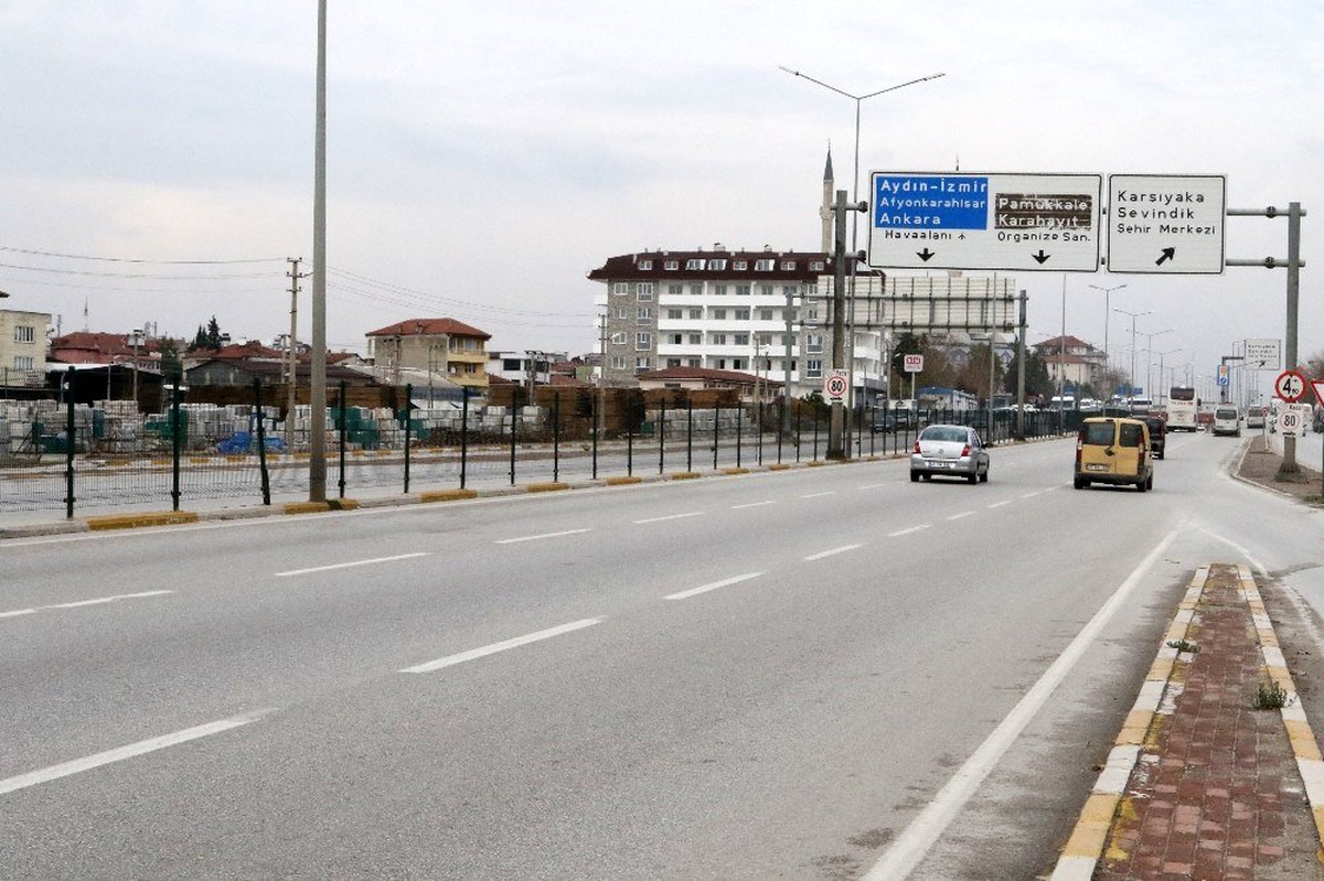Karşıdan karşıya geçmek isteyen genç canını hiçe saydı