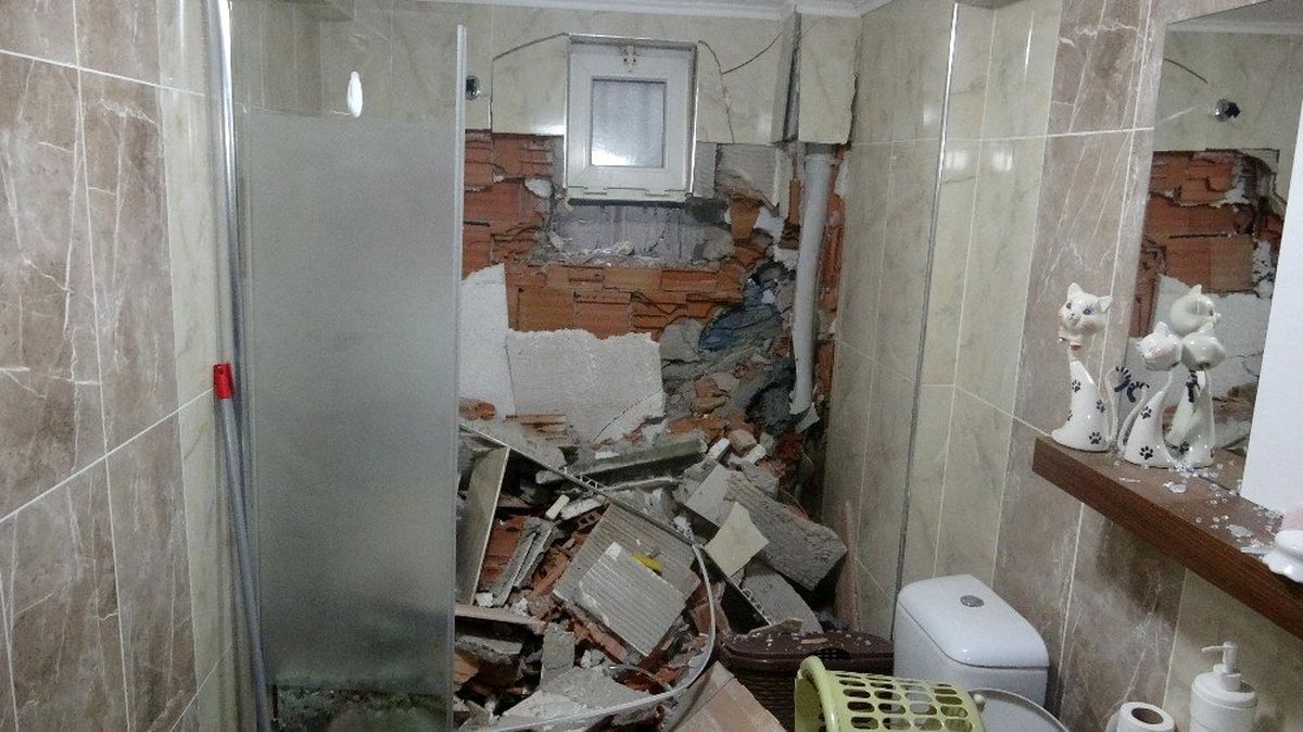 Kartal\'da çöken istinat duvarı yan taraftaki binanın duvarını yıkıp evin içine girdi